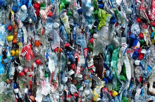 Niepokojące zjawisko – czy pijąc wodę z butelki pijesz też plastik?